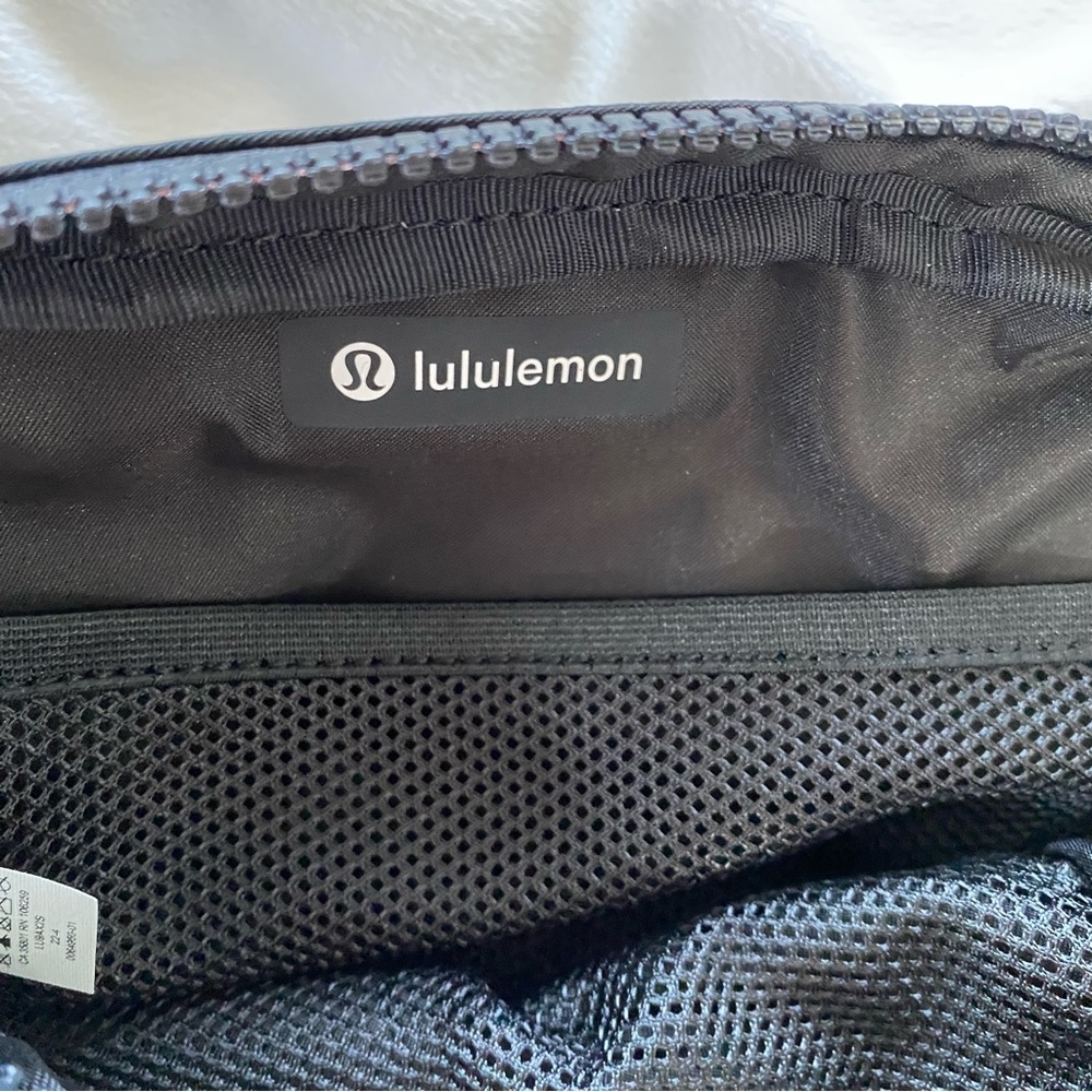 Lululemon Everywhere Belt Bag 1L Black Unisex NWT - Picture 9 of 14